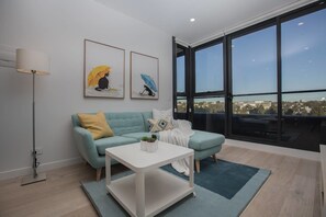 40-inch LCD TV with digital channels, TV - Stunning Apartment In Parkville (Parkville)