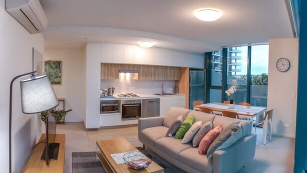 42-inch LED TV with digital channels, TV - Incredible Riverside Apartment In Brisbane (Hamilton)