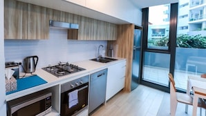 Oven, stovetop - Incredible Riverside Apartment In Brisbane (Hamilton)