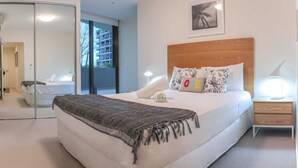 2 bedrooms, iron/ironing board, bed sheets - Incredible Riverside Apartment In Brisbane (Hamilton)
