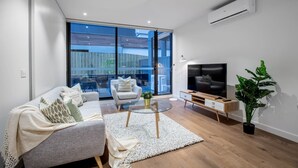 40-inch TV with cable channels - Fantastic Apartment At Boxhill Centro Near Hospital (Box Hill)