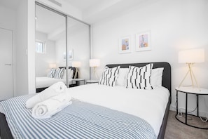 Appartement (2 Bedrooms) | 2 chambres, fer et planche à repasser, literie fournie
