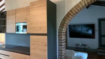 Fernseher, Kamin, Stereoanlage