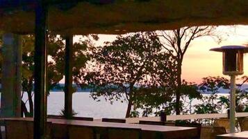 Tempat makan outdoor