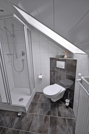 Apartment | Bathroom | Shower, towels - Ferienhaus Haist (Freudenstadt)