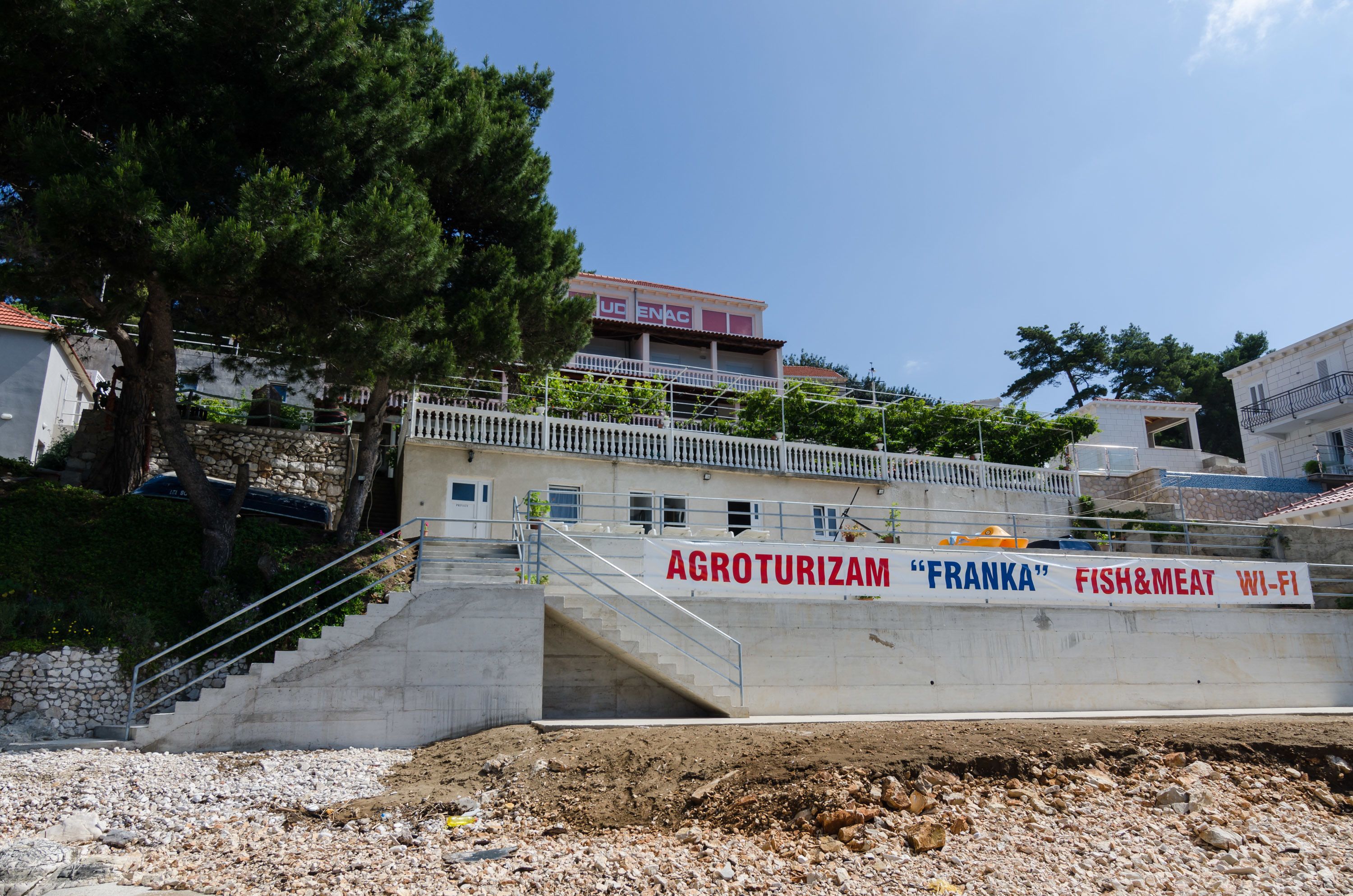 Un edificio con un letrero que dice "AGROTURIZAM FRANKA FISH&MEAT WI-FI".