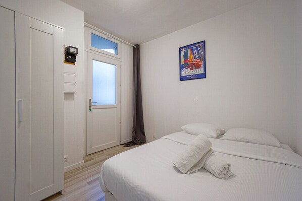 Iron/ironing board, WiFi, bed sheets - Peaceful studio on courtyard - Paris 15th (Paris)