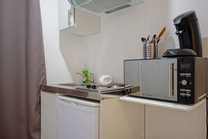 Fridge, microwave, coffee/tea maker - Peaceful studio on courtyard - Paris 15th (Paris)