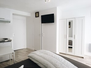 Iron/ironing board, WiFi, bed sheets - Peaceful studio on courtyard - Paris 15th (Paris)