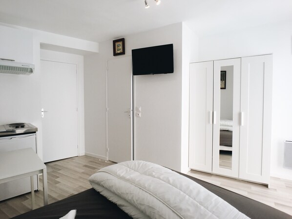 Tabla de planchar con plancha, wifi y ropa de cama 
