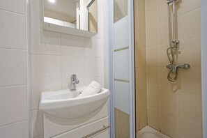 Dusche, Haartrockner, Handtücher