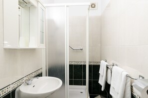 Kahden hengen comfort-huone, parveke | Kylpyhuone | Suihku, hiustenkuivaaja, pyyhkeet