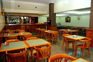TĂ€gliches FrĂŒhstĂŒcksbuffet (2.50 USD pro Person)