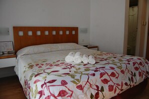 Escritorio, espacio para trabajar con laptop y cortinas blackout 