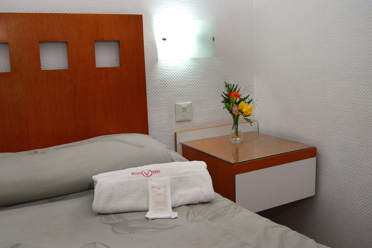 Habitación doble estándar, 1 cama matrimonial | Escritorio, espacio para trabajar con laptop y cortinas blackout