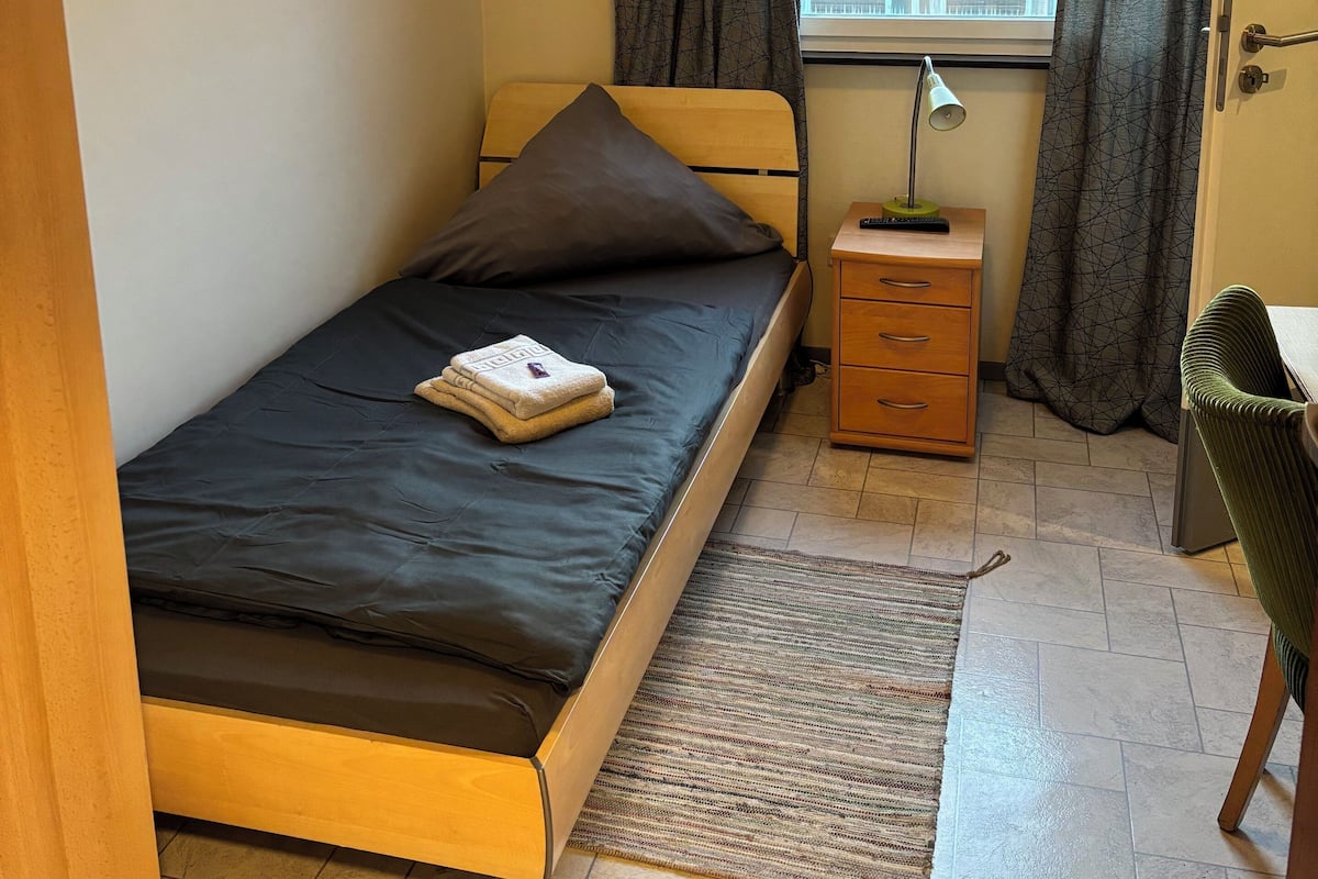 Individually furnished, desk, free WiFi, bed sheets
