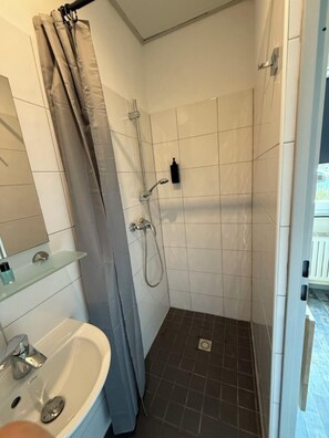 Basic Single Room | Bathroom | Shower, towels, soap, toilet paper - Budgethotel Stadtbett Wolfsburg (Wolfsburg)