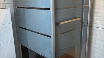 Apartamento básico | Banheiro | Chuveiro, toalhas de banho, sabonete, papel higiênico