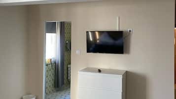 Family Double Room | Individually furnished, desk, free WiFi, bed sheets