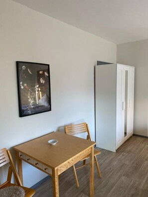 Family Double Room | In-room dining - Budgethotel Stadtbett Wolfsburg (Wolfsburg)