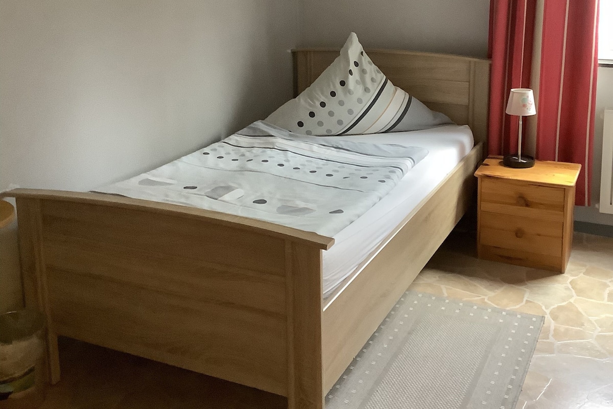 Individually furnished, desk, free WiFi, bed sheets