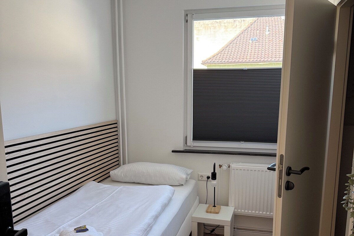 Economy Single Room | Desk, WiFi (free), individually furnished, bed sheets