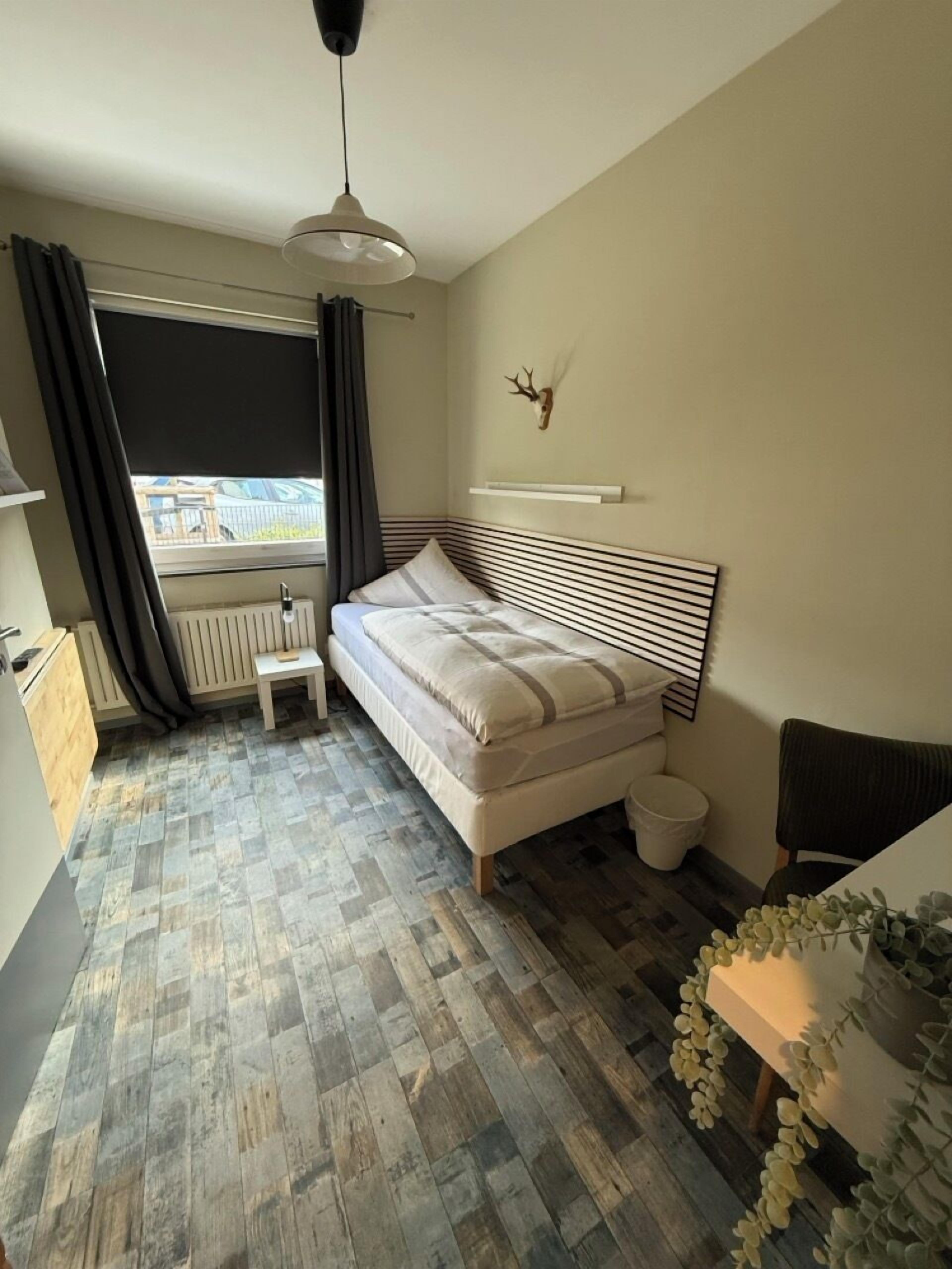 Eenvoudige eenpersoonskamer | Individueel gemeubileerd, een bureau, gratis wifi, beddengoed