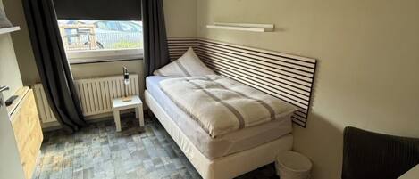 Eenvoudige eenpersoonskamer | Individueel gemeubileerd, een bureau, gratis wifi, beddengoed