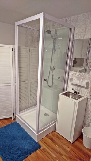Combined shower/tub, hair dryer, towels - City Apartment S & W (Hamburg)