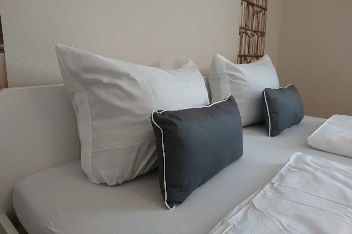 Habitación familiar, baño privado | Cunas gratuitas, wifi gratis, mobiliario individual y ropa de cama