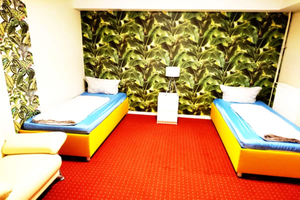 Habitación doble, baño compartido | Cunas gratuitas, wifi gratis, mobiliario individual y ropa de cama