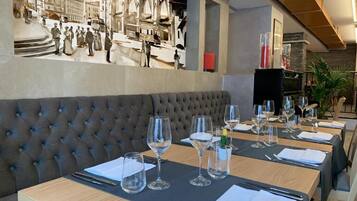 Déjeuner et dîner servis sur place, spécialités Cuisine française