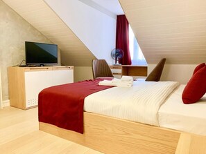Chambre Double Deluxe (2nd Floor) | Décoration personnalisée, ameublement personnalisé, bureau