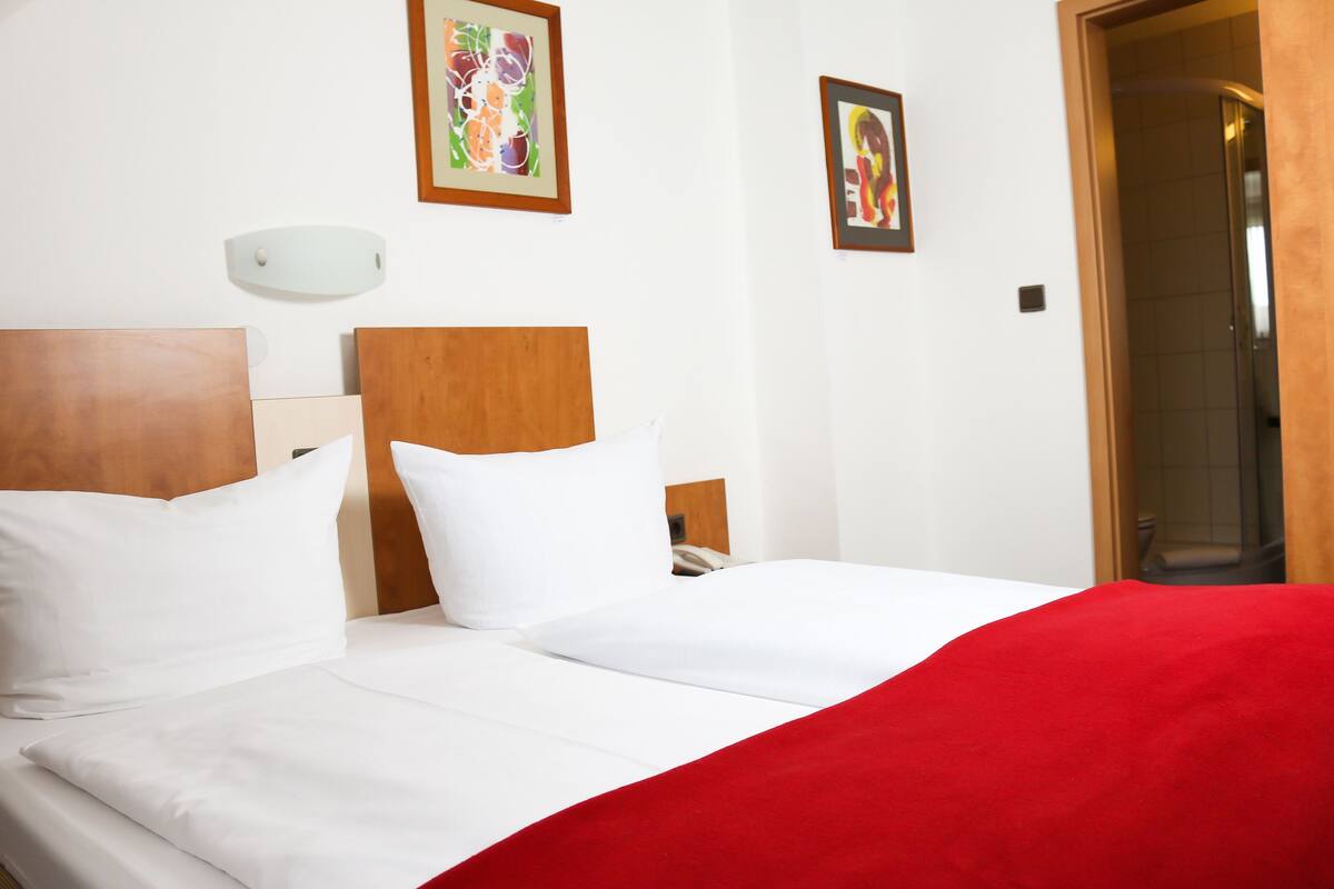 Double Room Single Use | Iron/ironing board, free WiFi, bed sheets