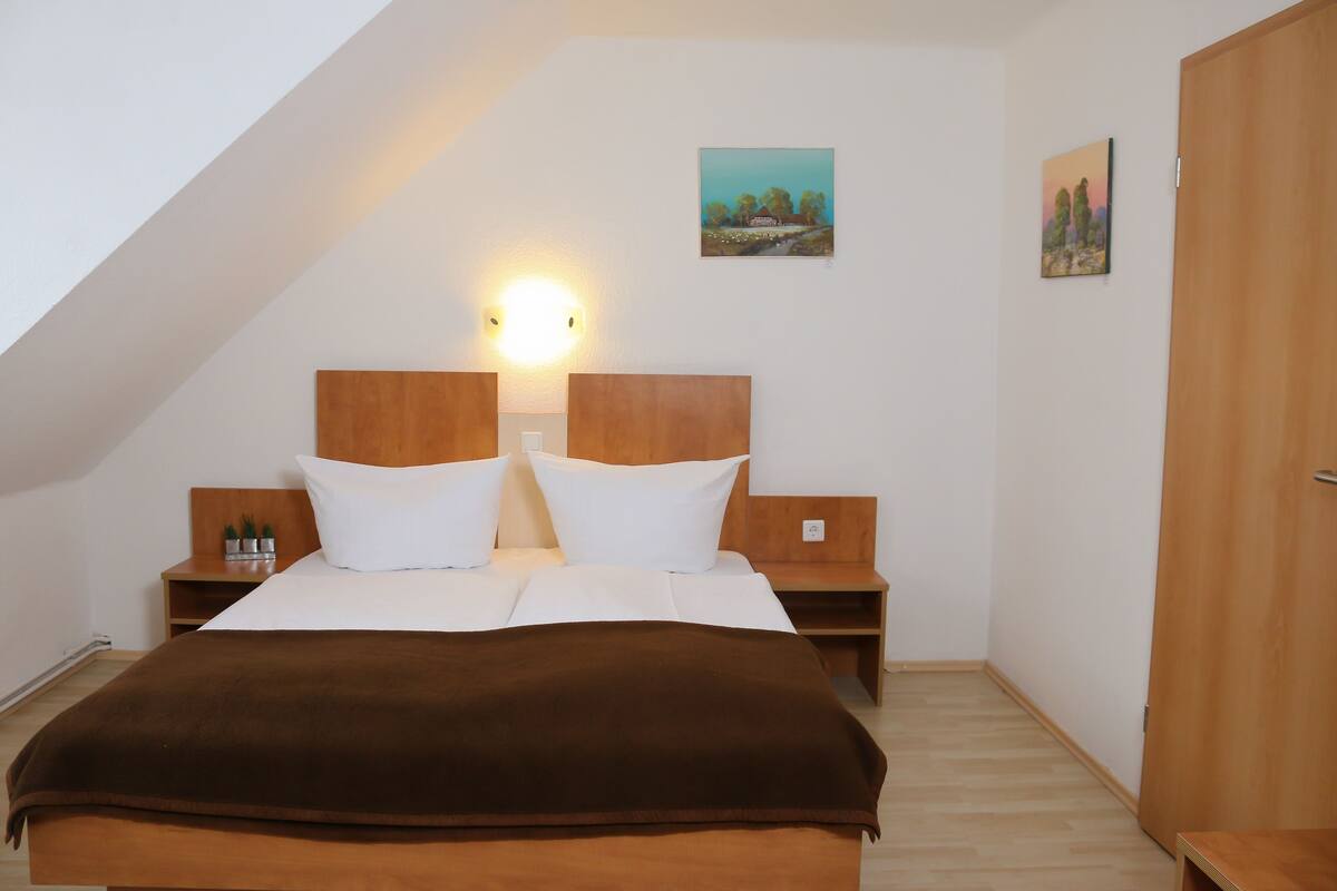 Iron/ironing board, free WiFi, bed sheets