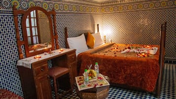 Habitación básica doble | Escritorio, tabla de planchar con plancha, wifi gratis y ropa de cama