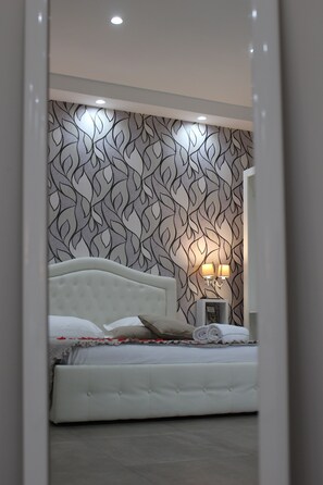 Kamar Triple Bisnis, jet tub (7) | Selimut bulu angsa, meja kerja, kedap suara, dan setrika/meja setrika