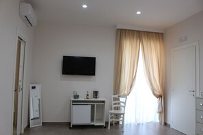 Business Triple Room, Jetted Tub (7)