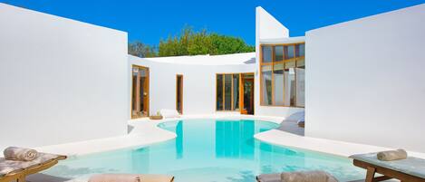 季节性开放的室外游泳池,日光浴躺椅