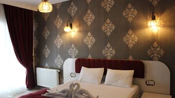 Escritorio, sistema de insonorización y tabla de planchar con plancha