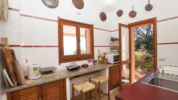 Villa, 3 Bedrooms | Private kitchen | Full-size fridge, microwave, oven, stovetop