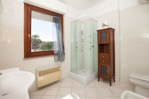 Villa, 4 Bedrooms | Bathroom | Shower, rainfall showerhead, hair dryer, bidet - Villa Sara (Quartu Sant'Elena)