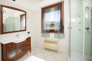Villa, 4 habitaciones | Baño | Ducha, cabezal de ducha tipo lluvia, secador de pelo y bidé