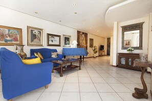 Villa, 5 Schlafzimmer | Wohnzimmer | Flachbildfernseher