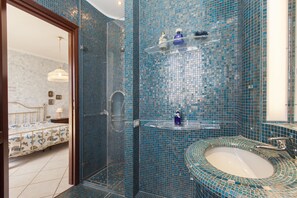 Villa, 5 Bedrooms | Bathroom | Shower, rainfall showerhead, hair dryer, bidet - Villa Topazio (Quartu Sant'Elena)