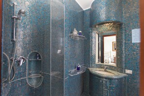 Villa - 5 soveværelser | Badeværelse | Bruser, brusehoved med spredningseffekt, hårtørrer, bidet