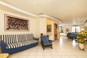 Villa, 5 Schlafzimmer | Wohnbereich | Flachbildfernseher