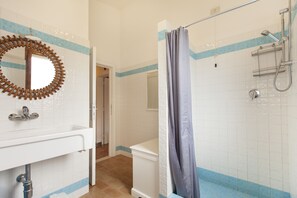 Villa, 4 chambres | Salle de bain | Baignoire et douche séparées, douche à « effet pluie », sèche-cheveux