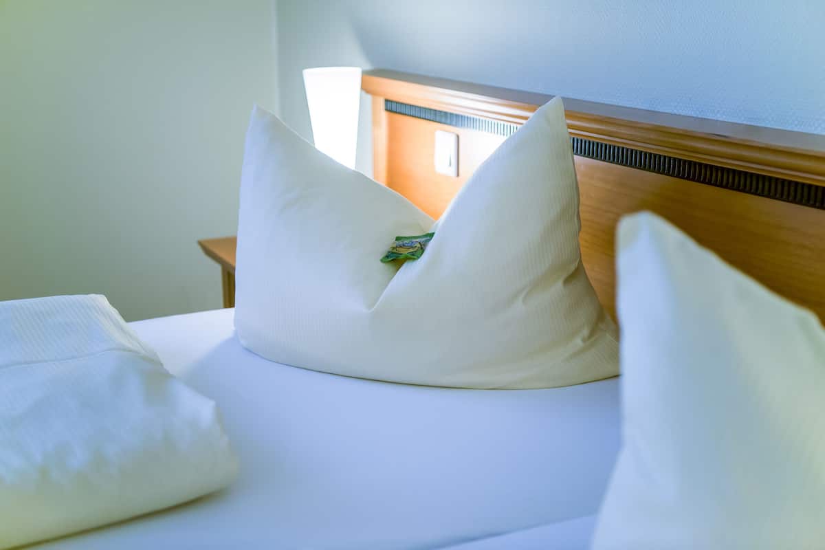 Classic-Doppelzimmer | Schreibtisch, VerdunkelungsvorhÀnge, kostenloses WLAN, BettwÀsche