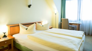 Habitació doble clàssica | Escriptori, cortines opaques, wifi gratuïta i roba de llit 